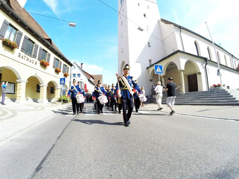 Bürgerwehr marschiert vor Rathaus und Kirche Dietenheim auf Hauptstraße
