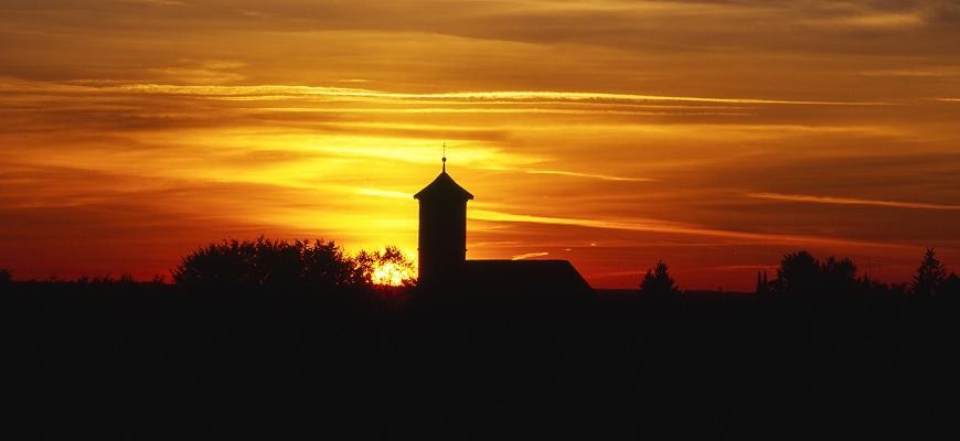 Sonnenuntergang mit Kirchturm St. Johannes Baptist Regglisweiler