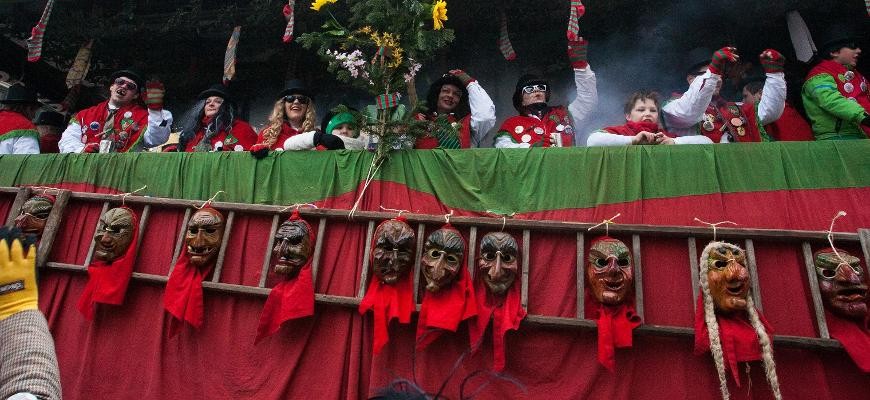 Fasnet Dietenheim Festliche geschmückte Tribüne zur Fasnet Dietenheim mit Masken und oben Verkleidete die teilweise winken